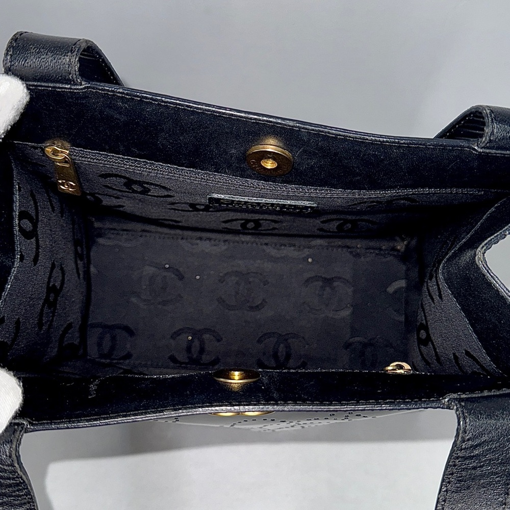🔥SOLD🔥CHANEL Camelia Enamel Tote Bag - Picture 15 of 17